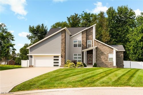 5585 Shadow Ridge Cir Nw, North Canton, OH, 44720-5593 | Card Image