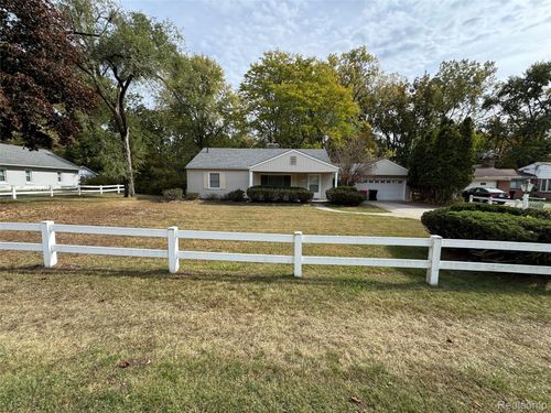 23318 Churches St, Southfield, MI, 48033-2905 | Card Image