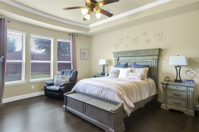 Master Suite faces the back yard. | Image 16