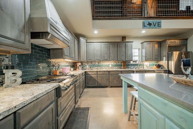 1990 Jim Harry Loop, Home with 5 bedrooms, 6 bathrooms and null parking in Sunset TX | Image 15