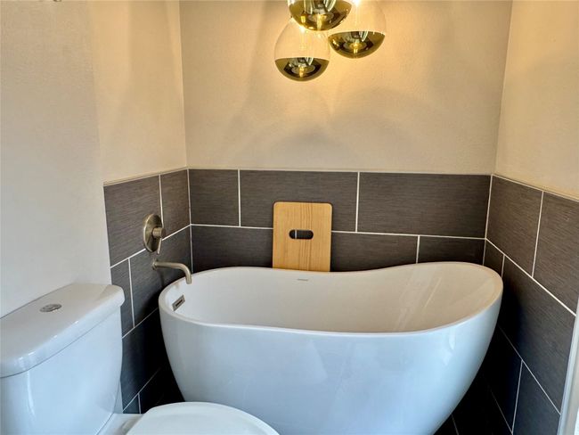 Deep soaking tub | Image 23