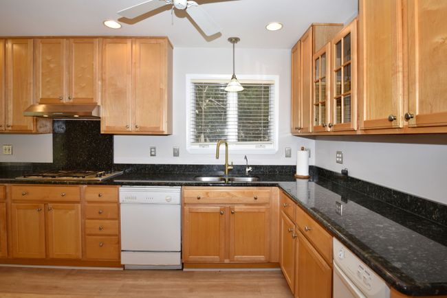 Super kitchen with granite counters | Image 12