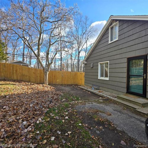 805 S Winding Dr, Waterford, MI, 48328-4168 | Card Image