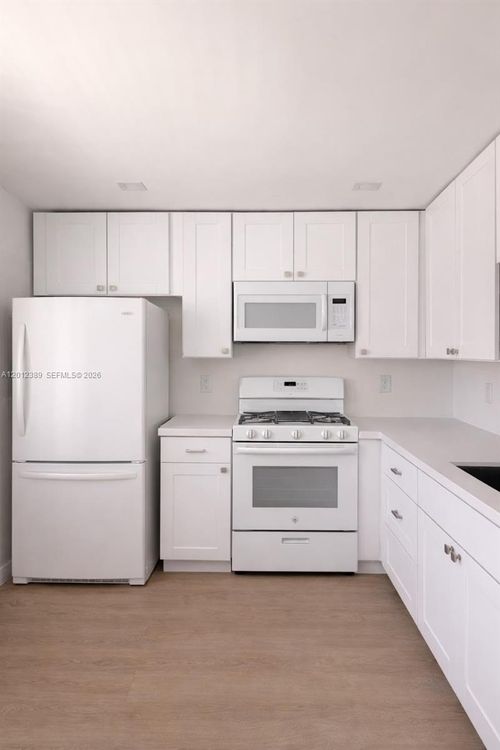 302-218 Ne 12th Ave, Hallandale Beach, FL, 33009-4522 | Card Image