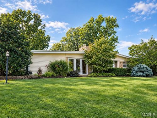 8416 Louwen Dr, Saint Louis, MO, 63124-1808 | Card Image