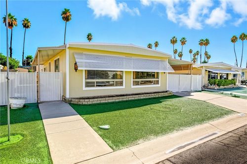 868 Santo Tomas Dr, Hemet, CA, 92545-6862 | Card Image