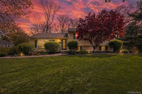 3 Regimental Pl, New Windsor, NY, 12553-5622 | Card Image