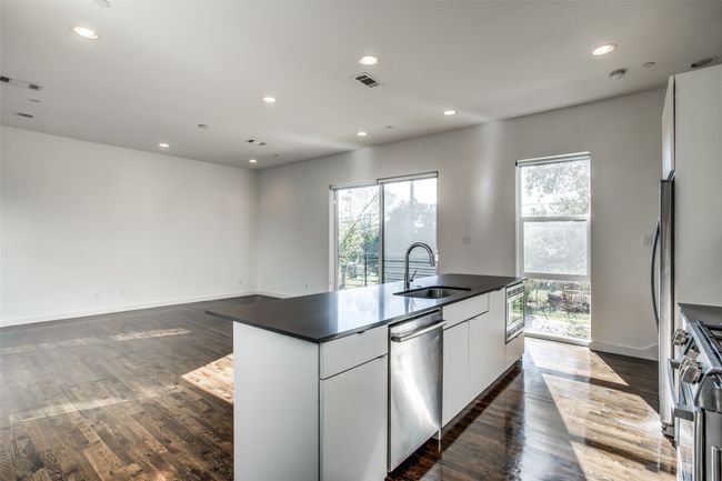 E - 4901 Live Oak St, Townhouse with 2 bedrooms, 3 bathrooms and null parking in Dallas TX | Image 6