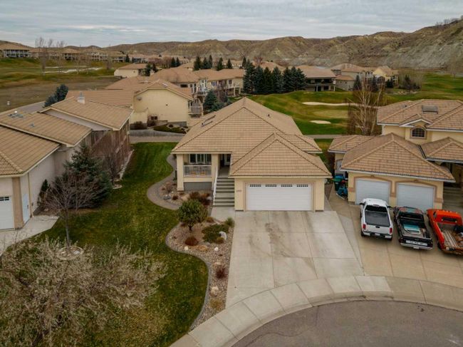 295 Canyon Boulevard W, Home with 3 bedrooms, 3 bathrooms and 4 parking in Lethbridge AB | Image 3