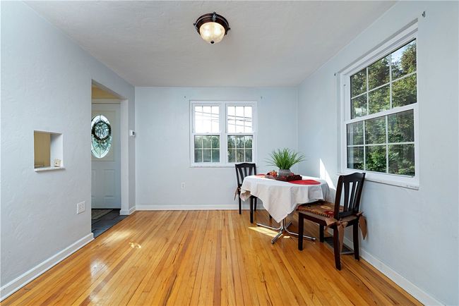 Dining Room: 10x11 | Image 8