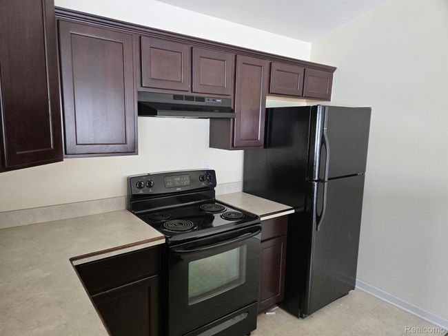 27341 Hidden Oaks Dr, Condo with 2 bedrooms, 2 bathrooms and null parking in BROWNSTOWN TWP MI | Image 5