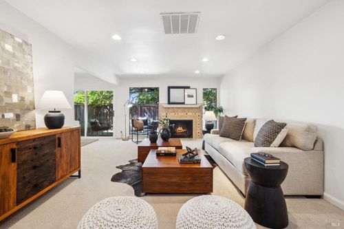 6 Woodoaks Dr, San Rafael, CA, 94903-2853 | Card Image
