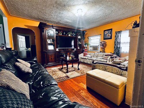 17 Flint Ave, Hempstead, NY, 11550-7107 | Card Image