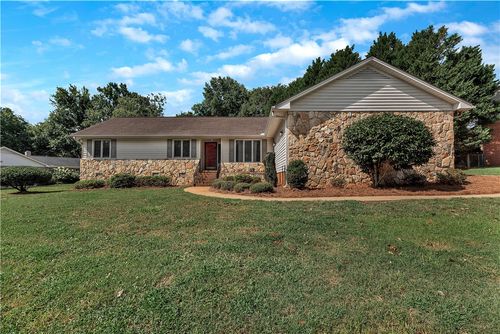 1402 Stonehurst Dr, Anderson, SC, 29621-2953 | Card Image