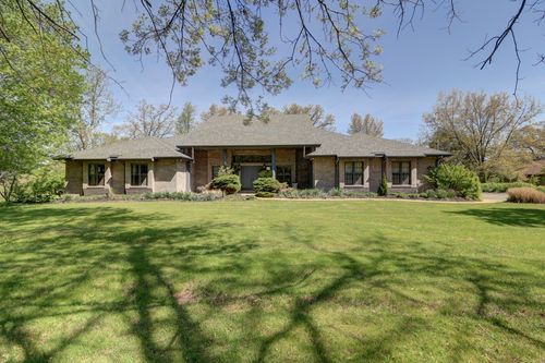 3900 Valley Oaks Dr, Clinton, IA, 52732-9460 | Card Image