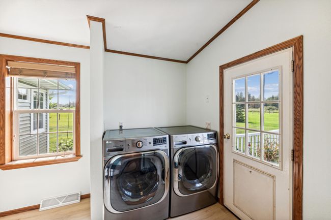 Separate laundry / mudroom area | Image 27