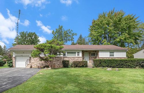 3441 E Maple Ave, Burton, MI, 48529-1813 | Card Image