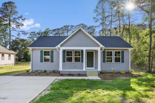 305 N West St, Roseboro, NC, 28382-9409 | Card Image