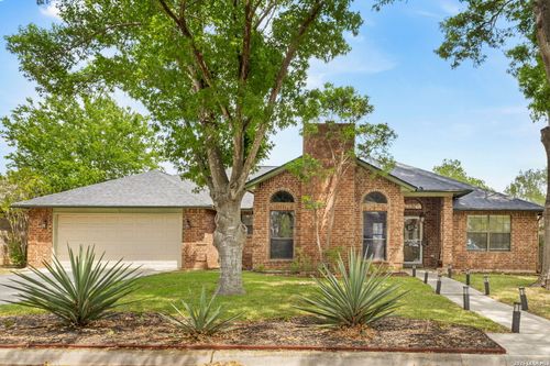 213 Hilltop Dr, Seguin, TX, 78155-7121 | Card Image