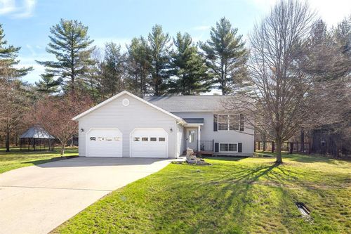 301 Lincolnwood Dr, Black River Falls, WI, 54615-9301 | Card Image