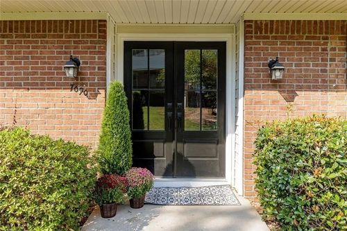 7090 Stonington Dr, Sandy Springs, GA, 30328-1963 | Card Image
