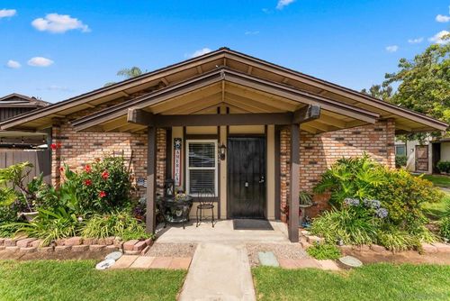 9952 N Magnolia Ave, Santee, CA, 92071-1911 | Card Image