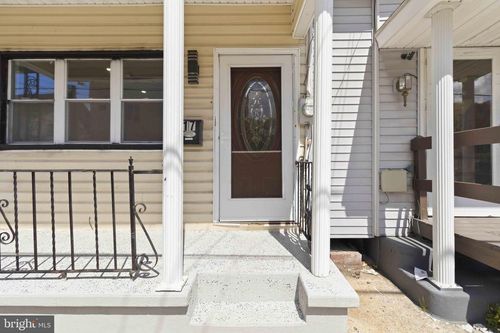 17 E Main St, TREMONT, PA, 17981-1820 | Card Image