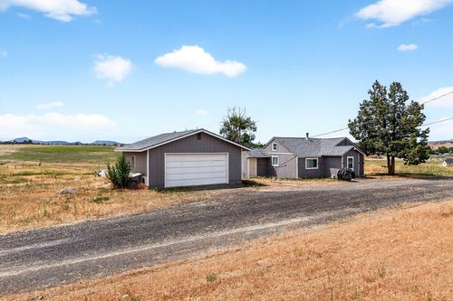 825 Ne Loucks Rd, Madras, OR, 97741-8911 | Card Image