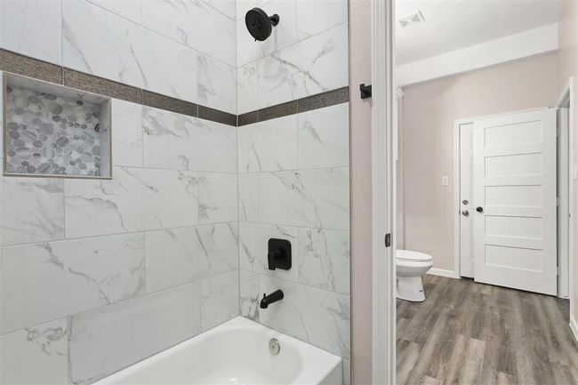 A view of the shower/tub combo in bathroom 3 | Image 31