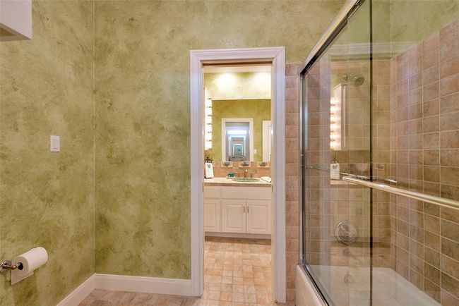 Jack in Jill bathroom | Image 34
