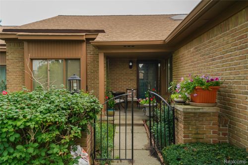 2162 London Bridge Dr, Rochester Hills, MI, 48307-4231 | Card Image