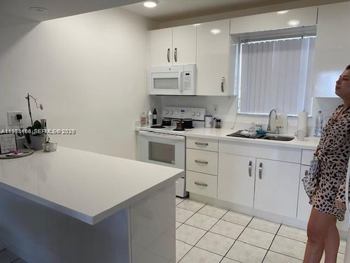 apt-533-201 178th Dr, Sunny Isles Beach, FL, 33160-2898 | Card Image