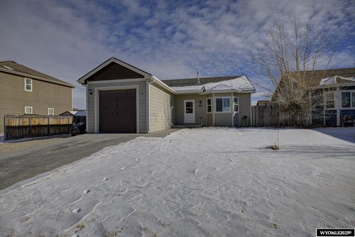 885 Discovery Street, Mills, WY, 82644 | Card Image