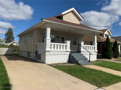 Driveway to gated back yard | Image 2