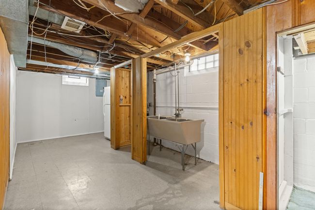 Laundry Area | Image 19
