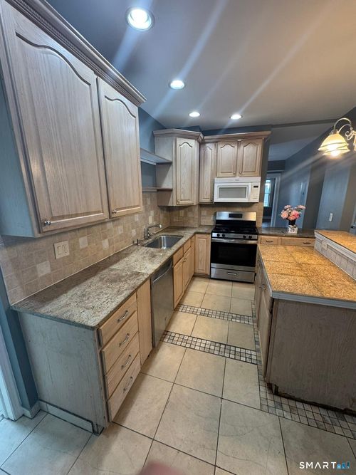 182 Hewitt St, Bridgeport, CT, 06607-1536 | Card Image