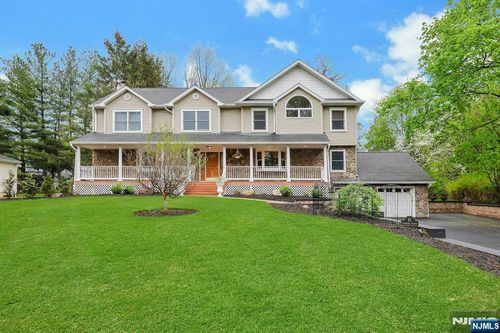 81 Chestnut St, Allendale, NJ, 07401-2202 | Card Image