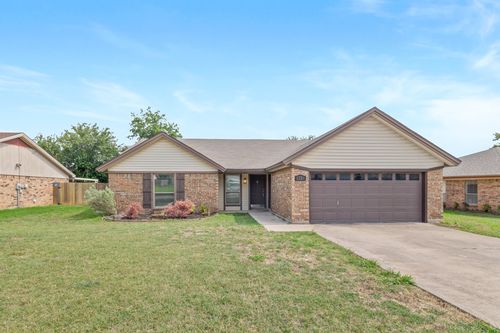 6728 Fair Meadows Dr, North Richland Hills, TX, 76182-7601 | Card Image