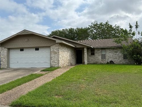 110 Timberview St, Portland, TX, 78374-2930 | Card Image
