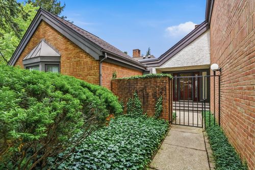 2-2060 Mackenzie Dr, Columbus, OH, 43220-2949 | Card Image