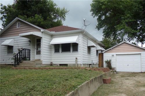 207 E Arabella St, Wellington, MO, 64097-7806 | Card Image
