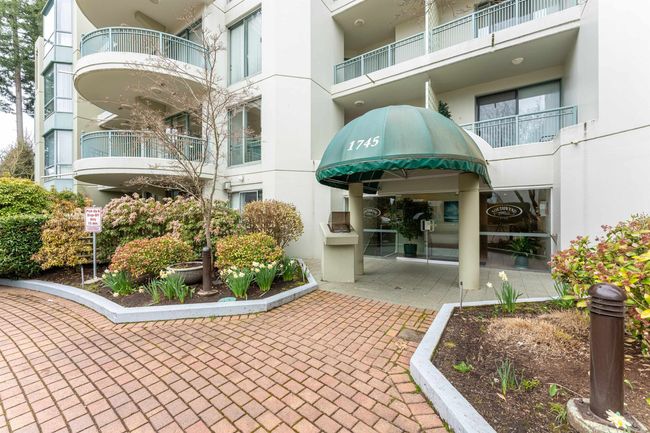 201 - 1745 Martin Drive, Condo with 2 bedrooms, 2 bathrooms and 1 parking in Surrey BC | Image 3