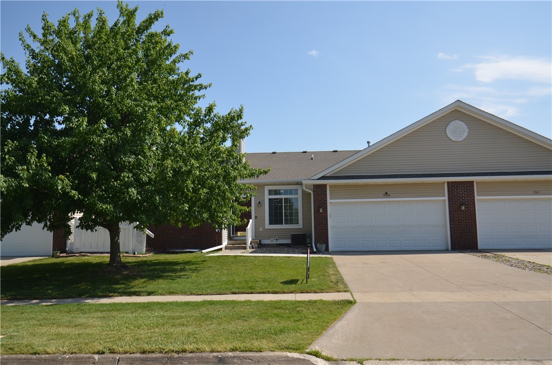 White Oak Ln, Johnston, IA 50131