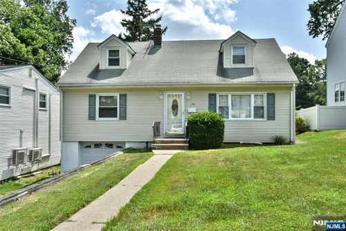 130 Manhattan Ave, Waldwick, NJ, 07463-2222 | Card Image
