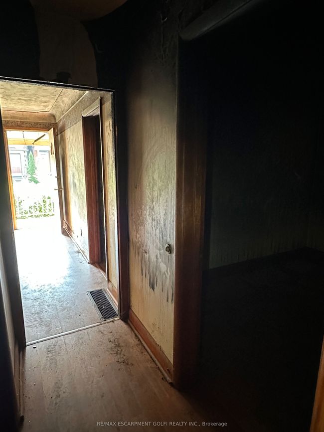 59 St Matthews Ave, House other with 0 bedrooms, 0 bathrooms and 2 parking in Hamilton ON | Image 16