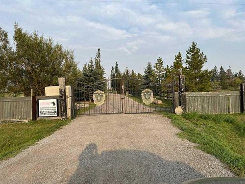 241036 Range Road 272, Home with 4 bedrooms, 3 bathrooms and 10 parking in Rural Rocky View County AB | Card Image