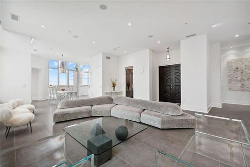 p-2828 Peachtree Rd Nw, Atlanta, GA, 30305-5107 | Card Image