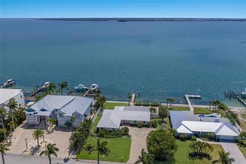 633 Key Royale Dr, HOLMES BEACH, FL, 34217-1237 | Card Image