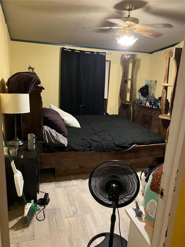 Bedroom with ceiling fan | Image 17
