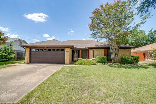 2400 Westpark Way Cir, Euless, TX, 76040-3941 | Card Image